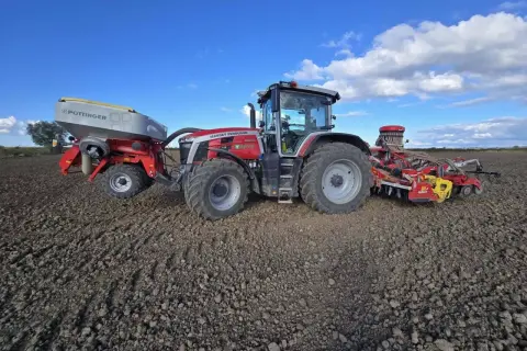 Massey Ferguson z siewnikiem Pöttinger na polu, gotowy do siewu pszenicy. Zastanawiasz się, ile pszenicy z hektara?
