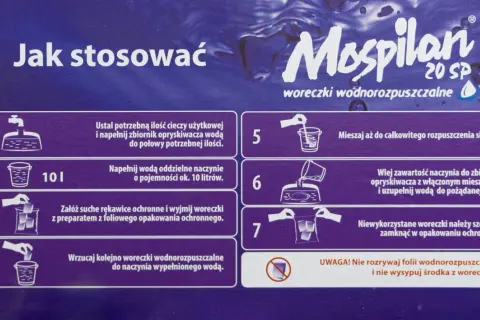 Instrukcja użycia Mospilan 20 SP: przygotuj opryskiwacz, dodaj woreczki wodnorozpuszczalne do wody, mieszaj. Bezpieczne stosowanie.